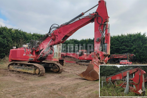 Foto van de Liebherr R 944 C V Litronic met lange sloopgiek (21m), verstelbare giek en 2 graafbakken