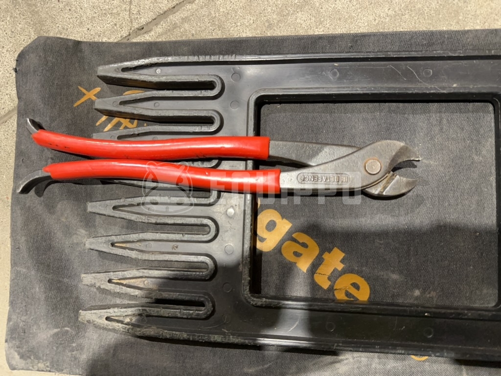 Generic SET FOR NET FENCE INSTALLATION Welded mesh fence tensioning kit - - Used Small Equipment
