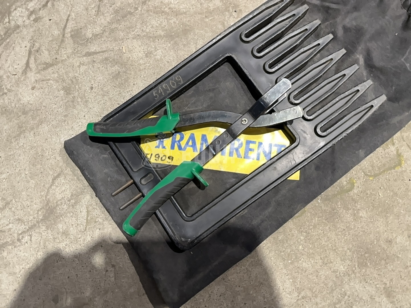 Generic SET FOR NET FENCE INSTALLATION Welded mesh fence tensioning kit - - Used Small Equipment