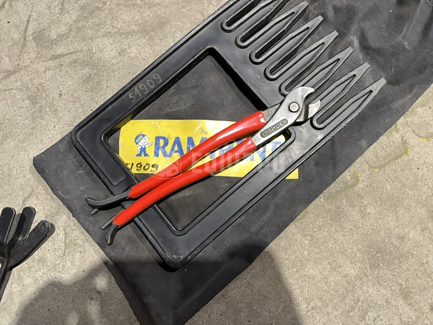Generic SET FOR NET FENCE INSTALLATION Welded mesh fence tensioning kit - - Used Small Equipment