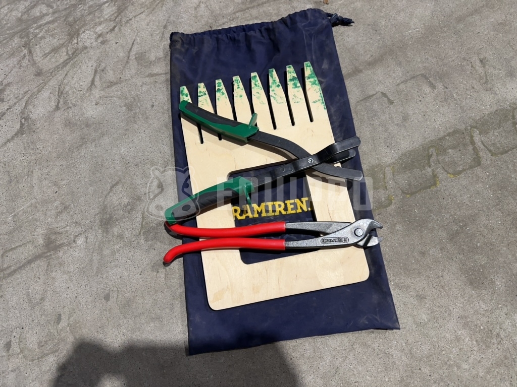 Generic SET FOR NET FENCE INSTALLATION Welded mesh fence tensioning kit - - Used Small Equipment