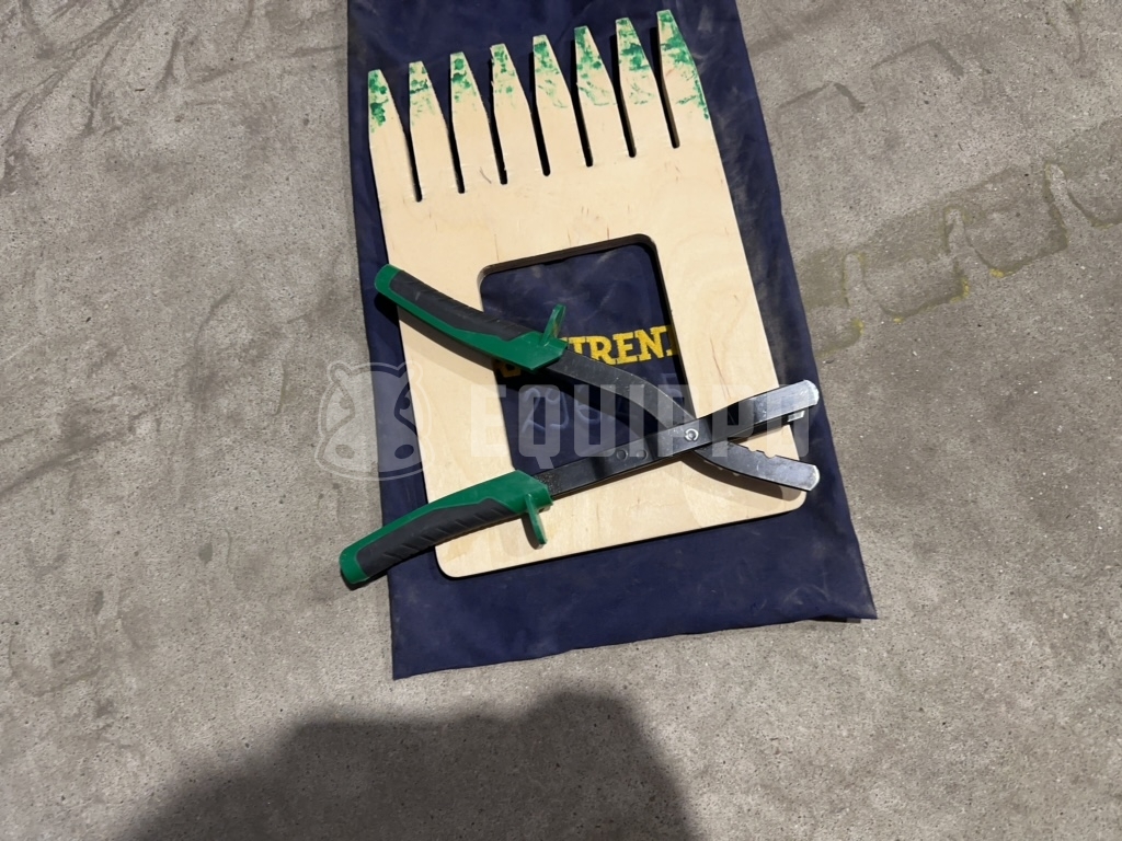 Generic SET FOR NET FENCE INSTALLATION Welded mesh fence tensioning kit - - Used Small Equipment