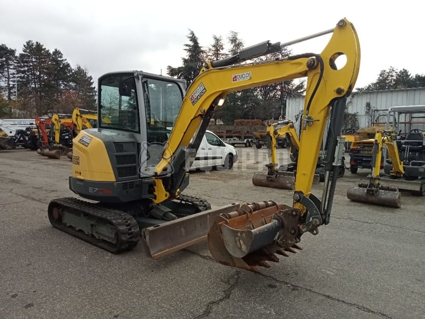Foto van de Wacker Neuson EZ36 met 3 graafbakken