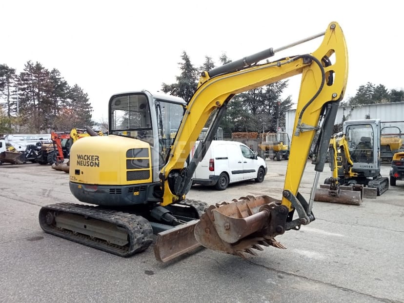 Foto van de Wacker Neuson 50Z3 met 3 graafbakken
