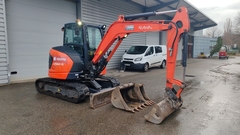 Picture of the Kubota U50-5 with 3 excavator buckets