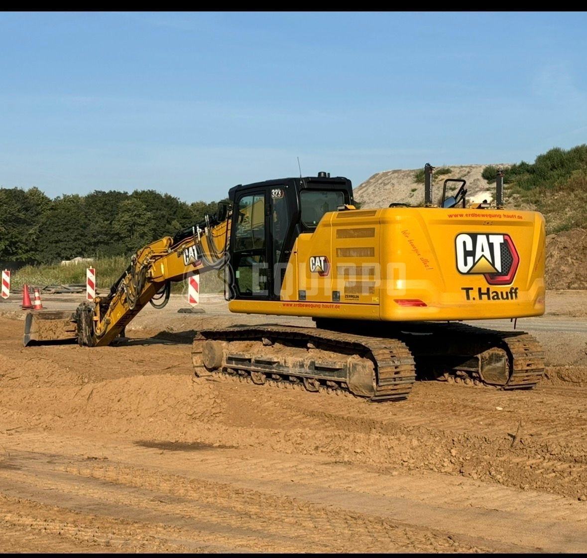 Caterpillar 323  - - Used Tracked Excavator