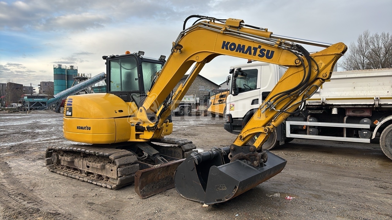 Komatsu PC80MR-5E0 with 3 excavator buckets - - Used Midi Excavator 7t - 12t