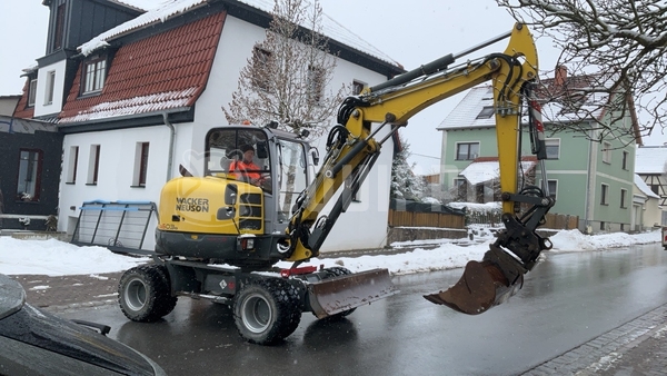 Bild des Wacker Neuson 6503 mit 3 Baggerlöffeln