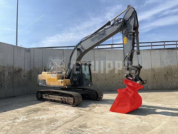 Photo de la Volvo EC220DL avec 1 godet de pelle