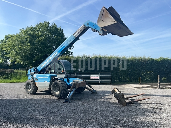 Foto van de Terexlift GTH 4010 met graafbak en vorken