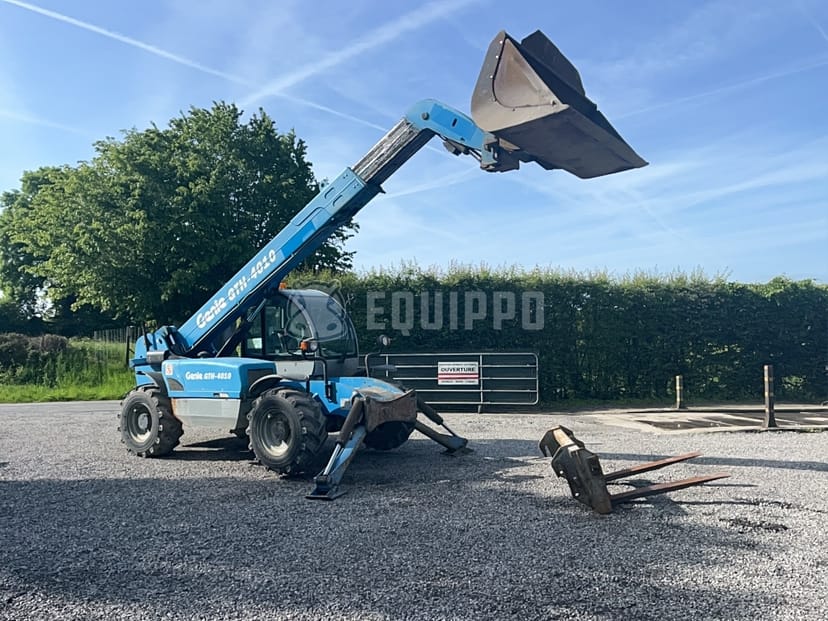Bild des Terexlift GTH 4010 mit Löffel und Gabeln