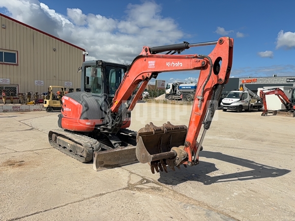 Bild des Kubota U55-4 KE mit 3 Baggerlöffeln