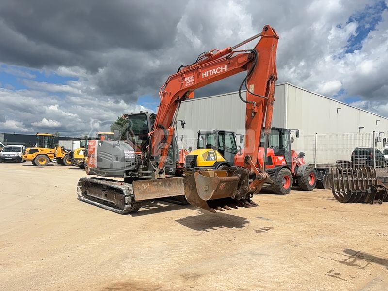 Hitachi ZX85USBLC-3 con 3 cazos de excavadora - - Midi Excavadora 7t - 12t Usada