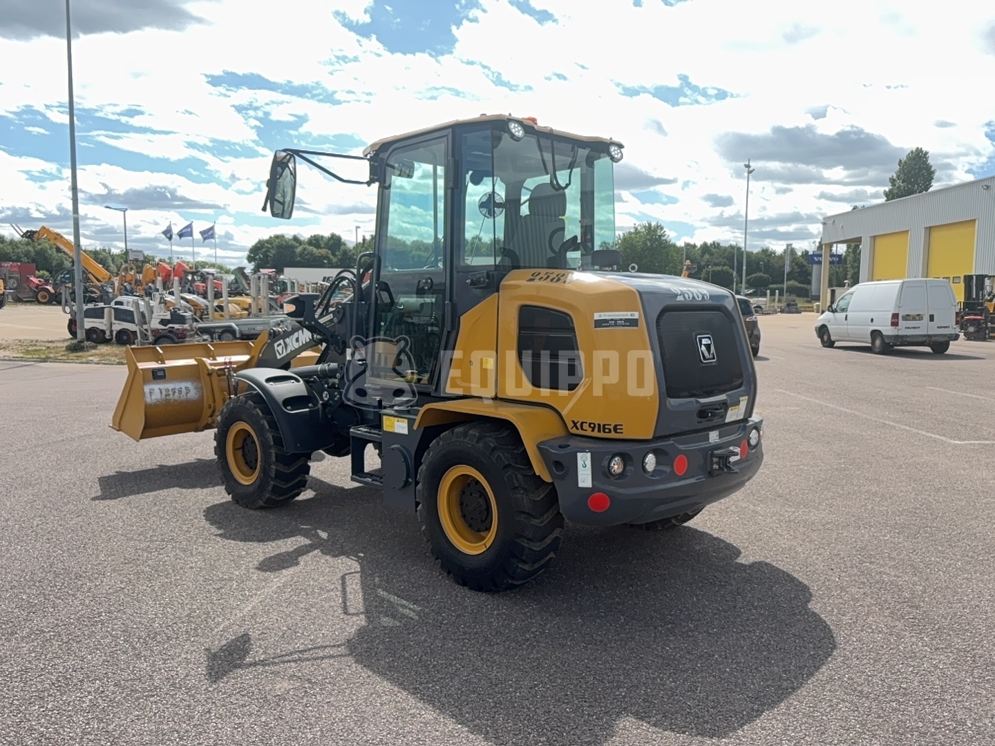 XCMG XC916E avec godet et fourches - - Chargeur sur Pneus d’Occasion