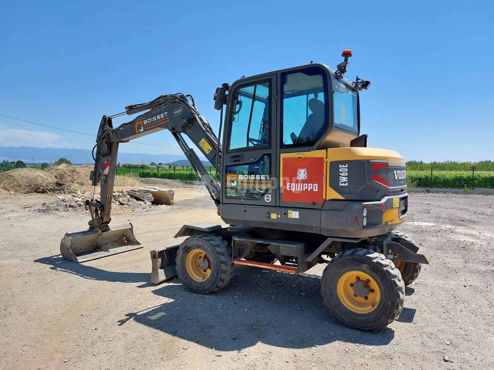 Volvo EW60E con 5 cazos - - Excavadora de ruedas Usada