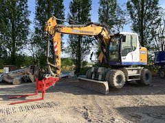 Liebherr A913 Compact Litronic avec 3 godets d'excavatrice - - Pelle sur pneus d’Occasion