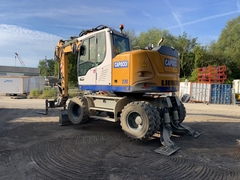 Liebherr A913 Compact Litronic avec 3 godets d'excavatrice - - Pelle sur pneus d’Occasion