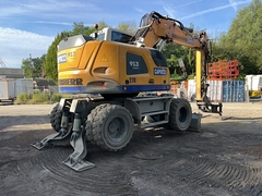 Liebherr A913 Compact Litronic avec 3 godets d'excavatrice - - Pelle sur pneus d’Occasion
