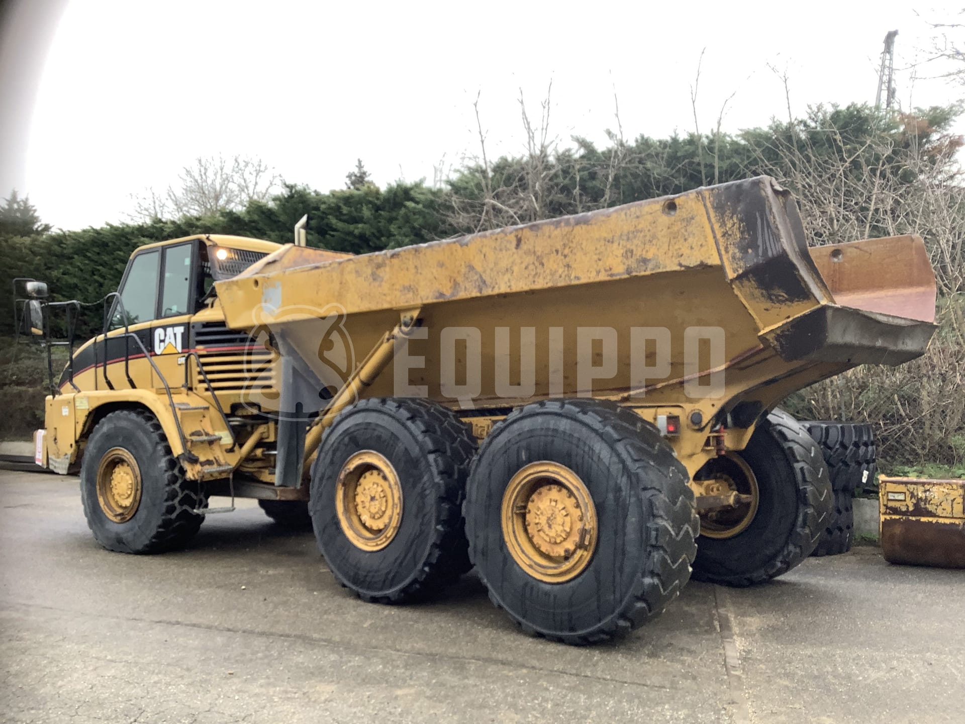 Caterpillar 725 - - Used Dump Truck