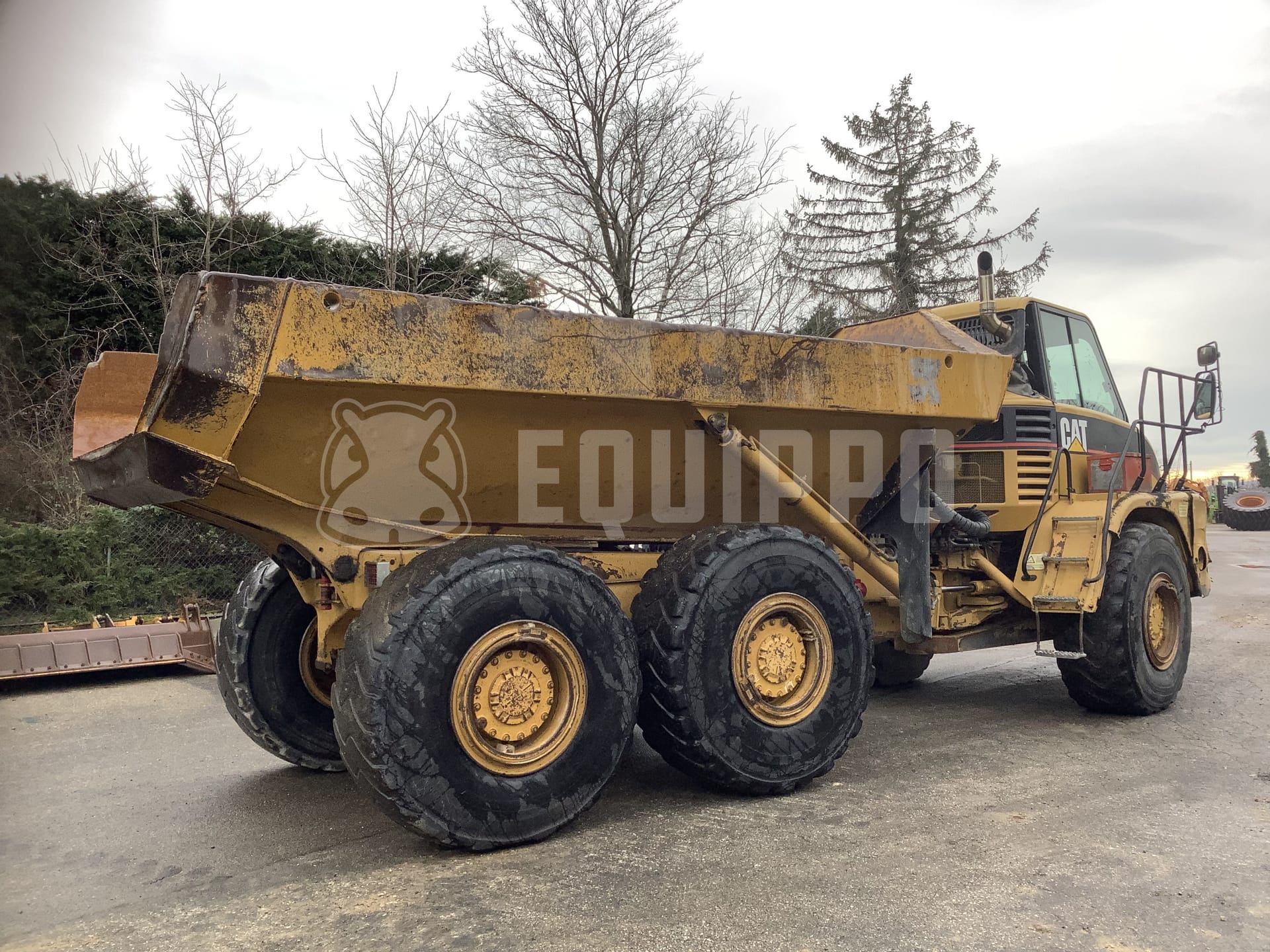 Caterpillar 725 - - Used Dump Truck