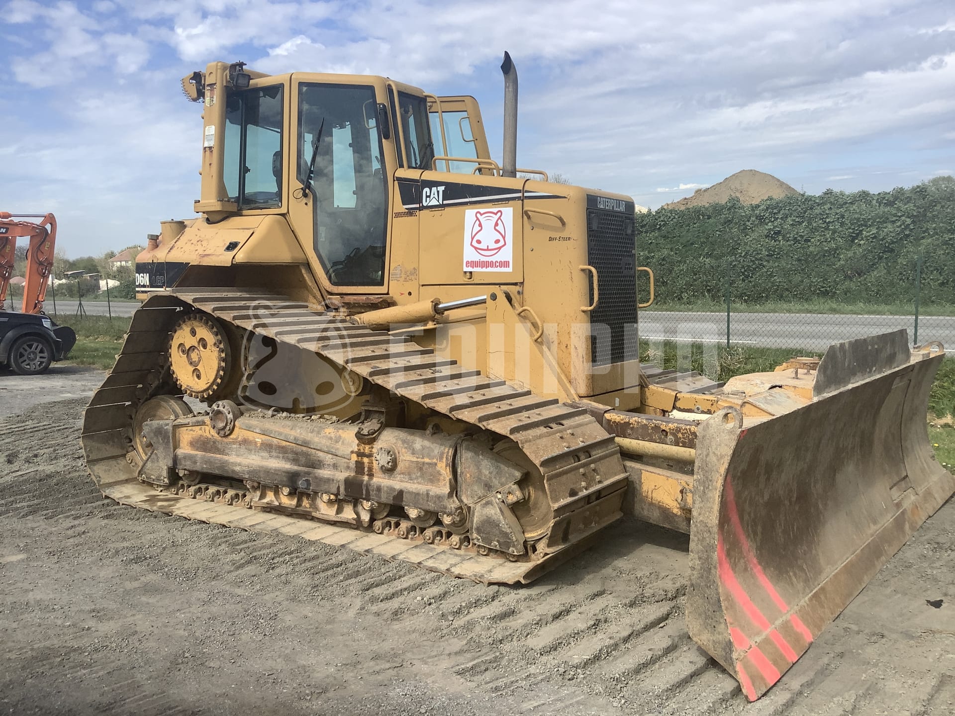 Caterpillar D6N LGP  - - Used Tracked Dozer