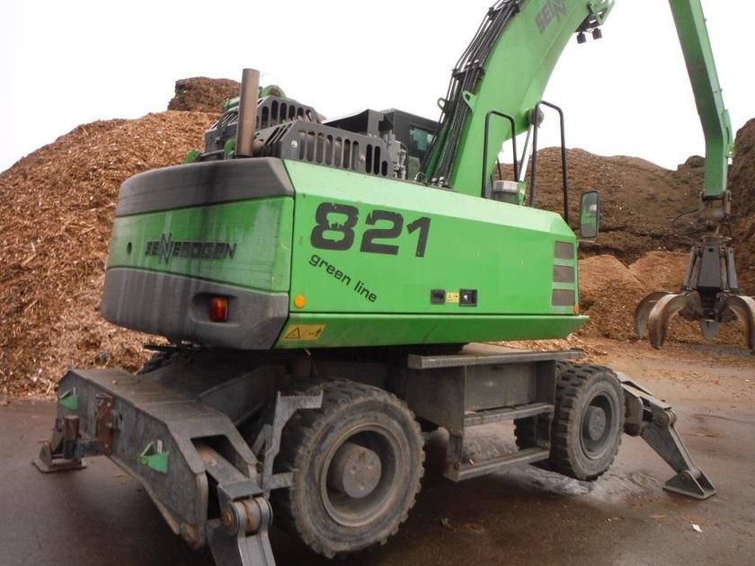 Sennebogen 821 Used Material Handling Excavator for sale